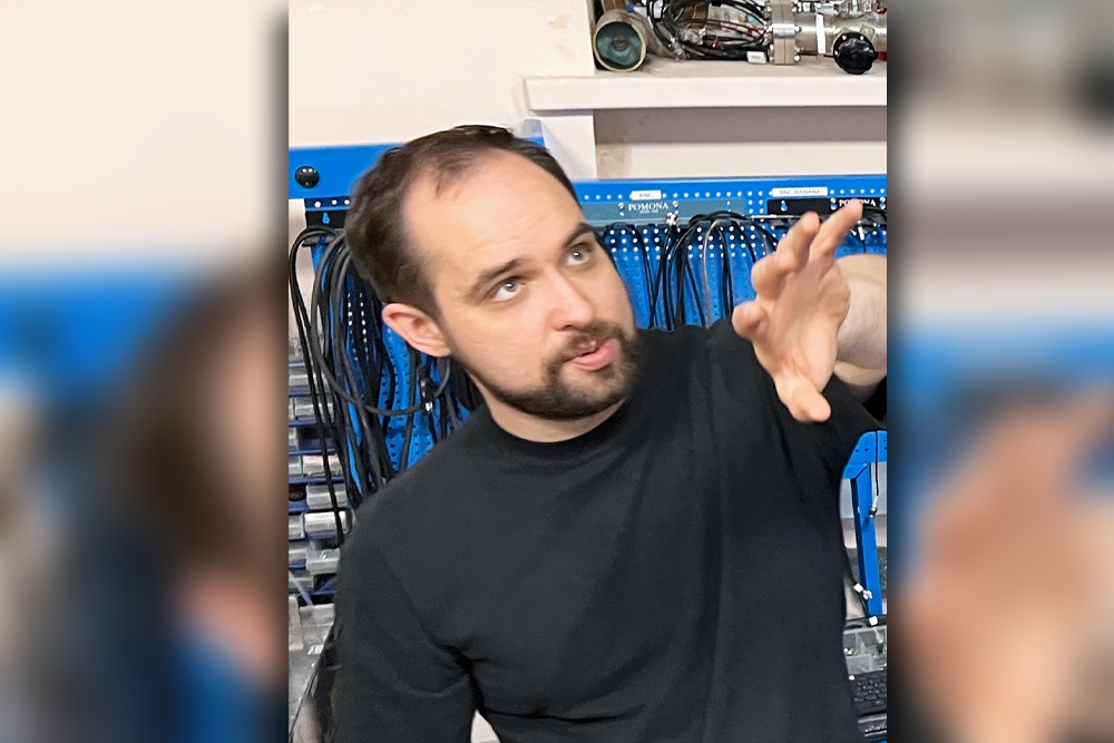 Лауреат премии "Вызов" Илья Семериков представляет созданный им и его командой ионный квантовый компьютер на 50 кубит.