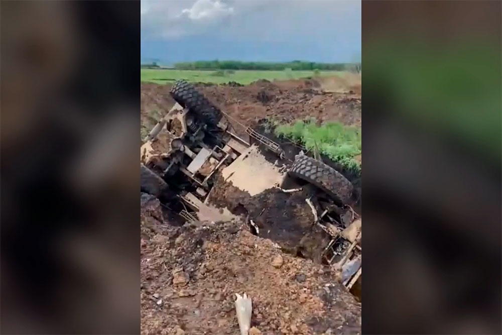 Упавшие в ров броневики и пикап ВСУ сняли на видео