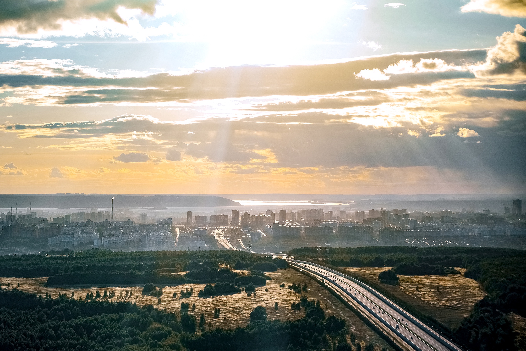 Вид на город сверху на закате.