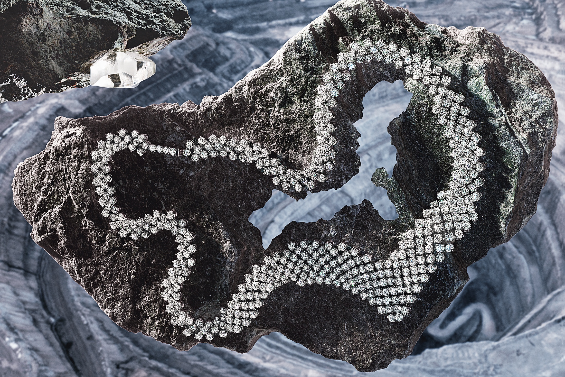 Более 400 бриллиантов общим весом 35 кт выложены в этом колье Alrosa Diamonds на гибкой основе из белого золота.