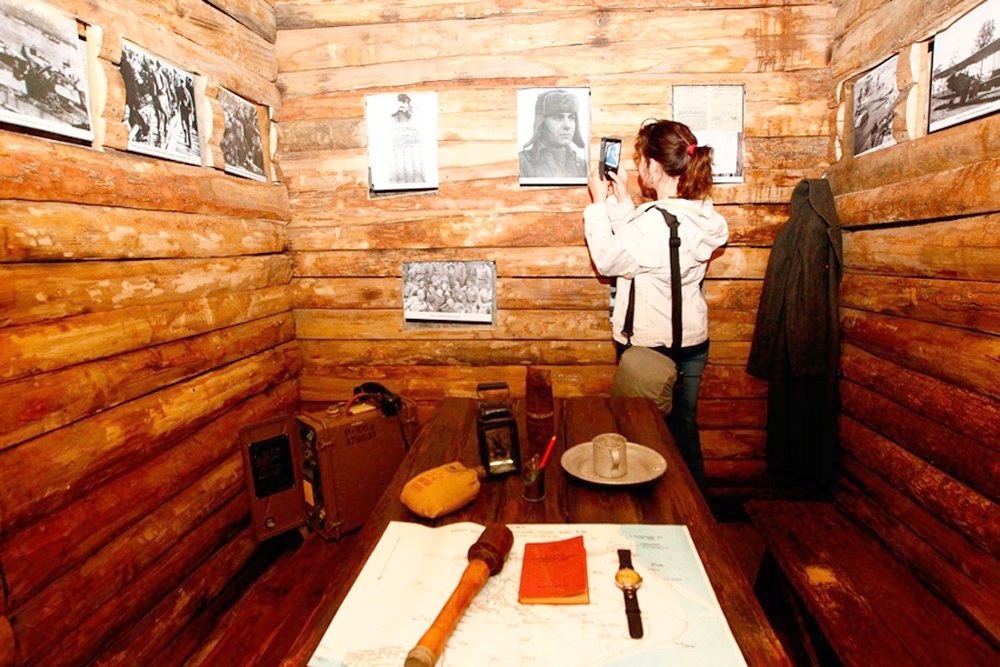 В Мысхако туристы могут посетить штаб-землянку Леонида Брежнева. 