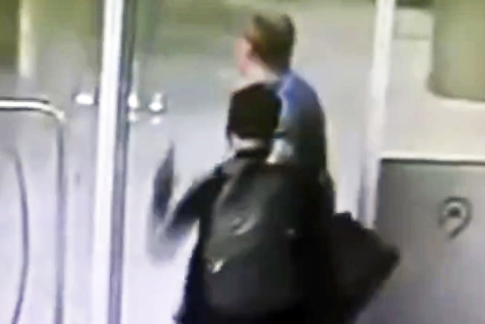 Одно из недавних преступлений - мужчина напал на сотрудника службы безопасности метро.