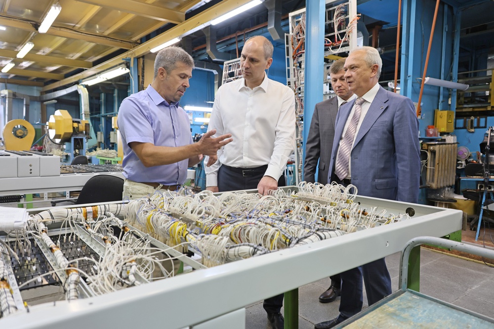 Денис Паслер регулярно бывает на предприятиях, составляющих основу экономики Свердловской области, чтобы держать руку на пульсе.