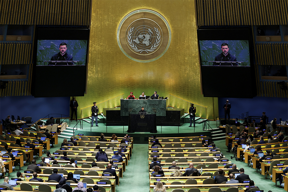 Во время выступления Зеленского зал ООН был почти пуст. Всем надоели его речи и требования.