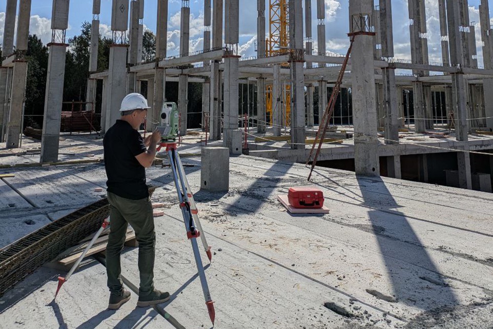 Загружая в геодезический прибор 3D-модель объекта, специалист определяет точность разметки на строительной площадке.