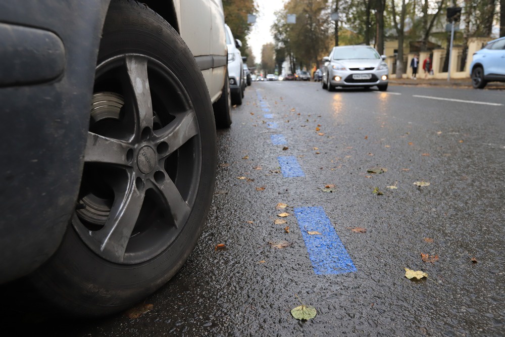 В центре Ярославля уже появилась синяя разметка, означающая платные парковки. 