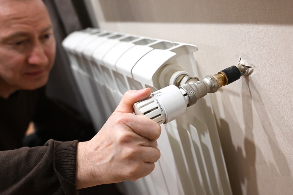 Сначала к теплу подключают социальные объекты, а потом жилье.