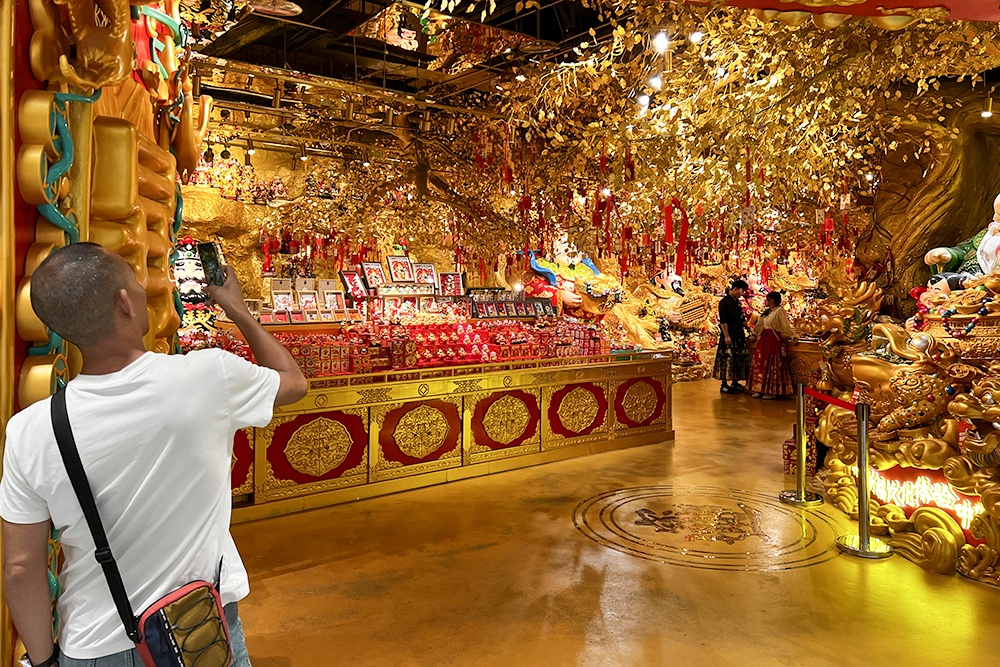 За полгода 2025-го внутренний турпоток Китая превысил 3,3 млрд поездок. А за весь прошлый год в страну въехало 132 млн иностранцев. Итог: красотами Китая любуются прежде всего китайцы.