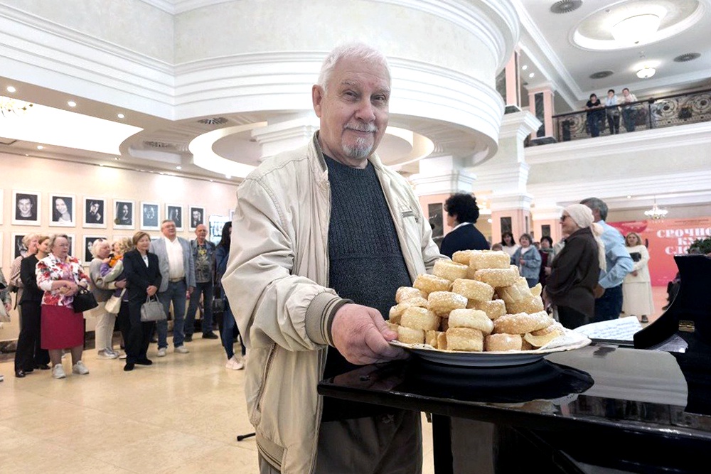 Позировать Михаил Захаров не любит, но с таким вкусным подарком, как урама, почему бы и нет.