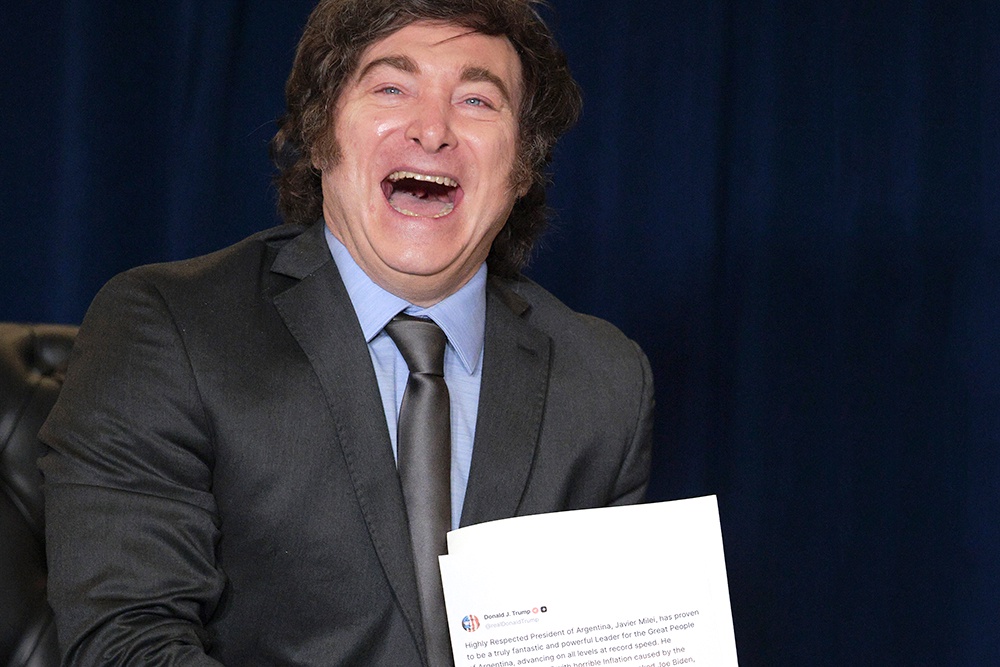 Милей хвастается полученной от Трампа распечаткой из соцсети с лестными словами. Деньги из Вашингтона пока лишь обещания. 