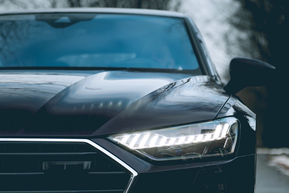 черный автомобиль