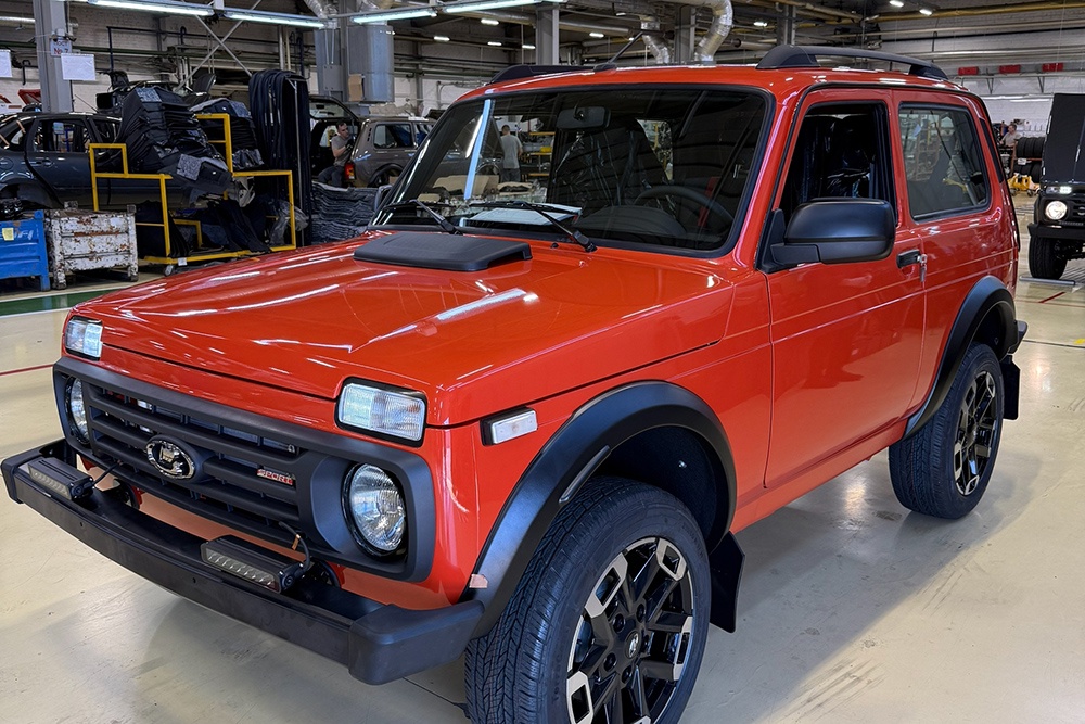 Lada Niva Sport начали выпускать в новом ярком цвете: внедорожник сняли на фото