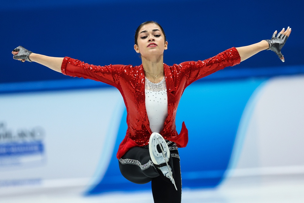 Фигуристка Аделия Петросян во время исполнения короткой программы в Пекине.