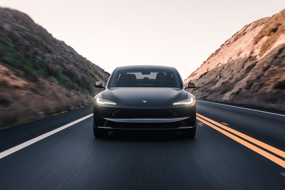 Восстание машин: производственный робот на заводе Tesla ударил рабочего