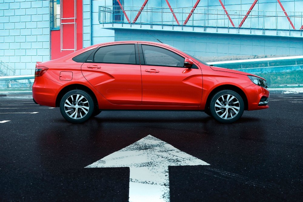Lada Vesta отмечает 10-летие с начала производства. С 2015 года модель подорожала в три раза