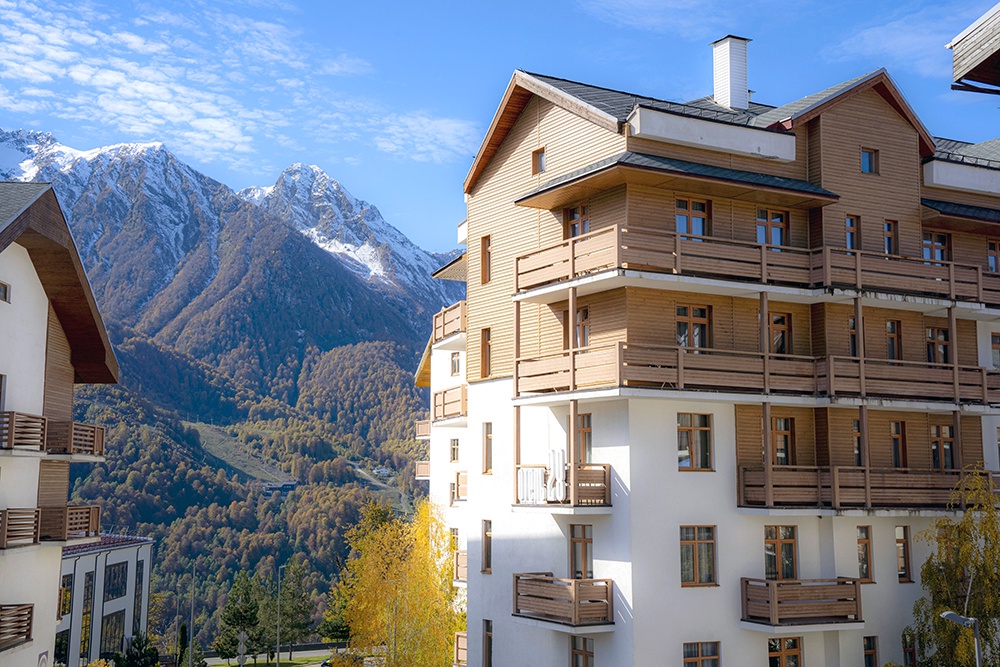 В горной Олимпийской деревне.