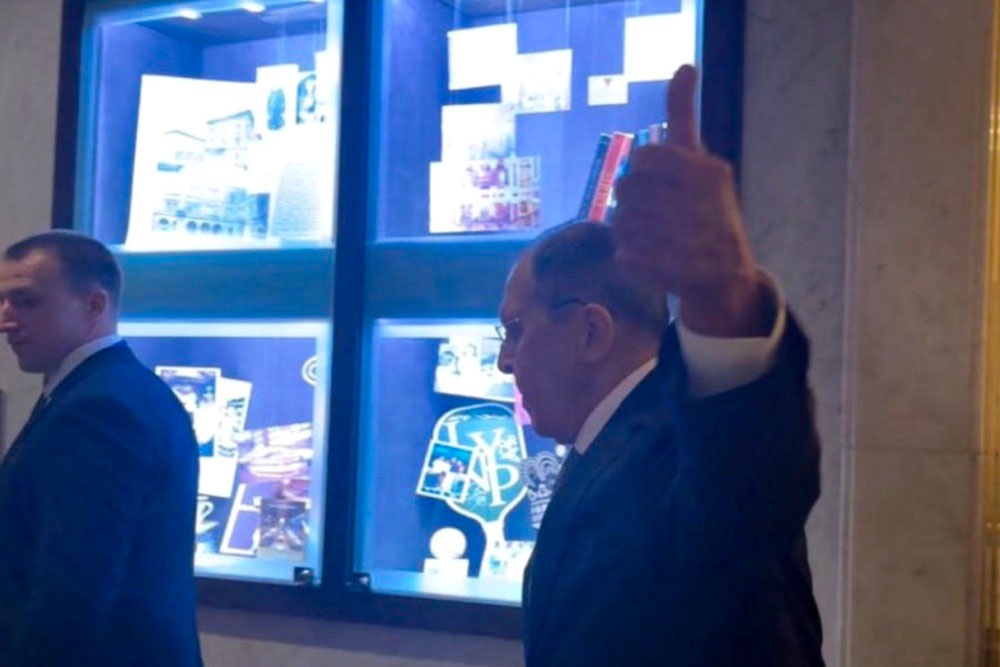 Переговоры делегаций России и США под руководством Лаврова и Рубио продлились час. Судя по реакции российского министра, они были продуктивными. 