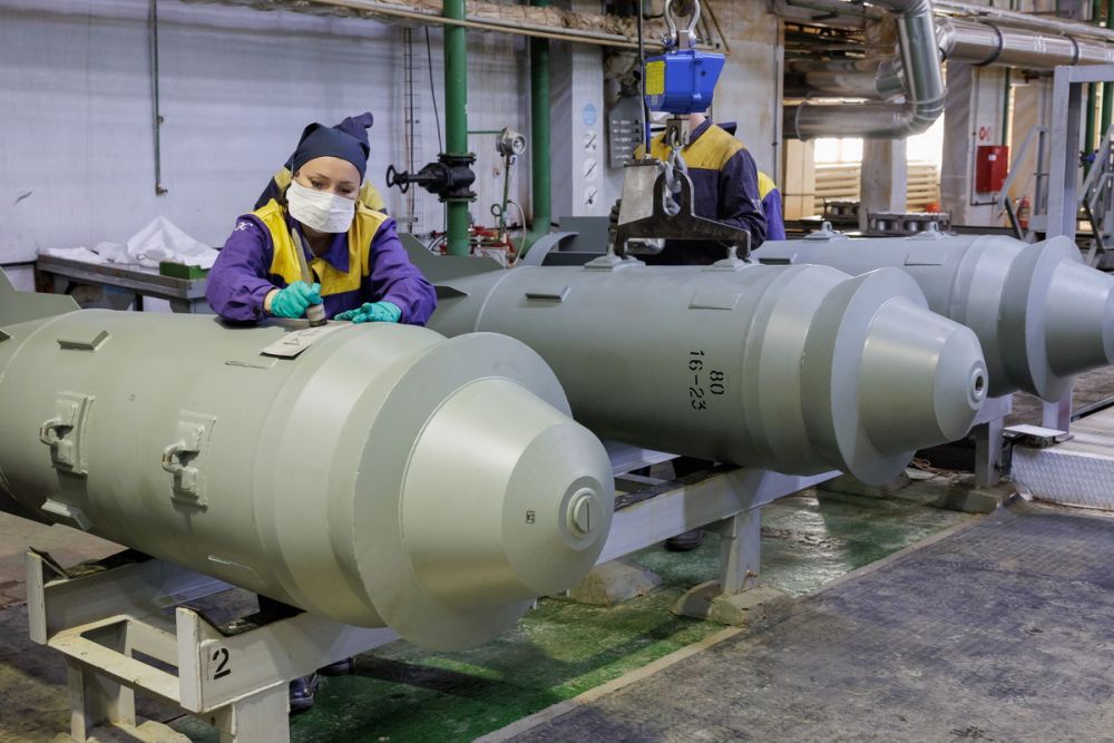 На просившую боеприпасы бригаду ВСУ сбросили ФАБ-3000 и сняли это на видео
