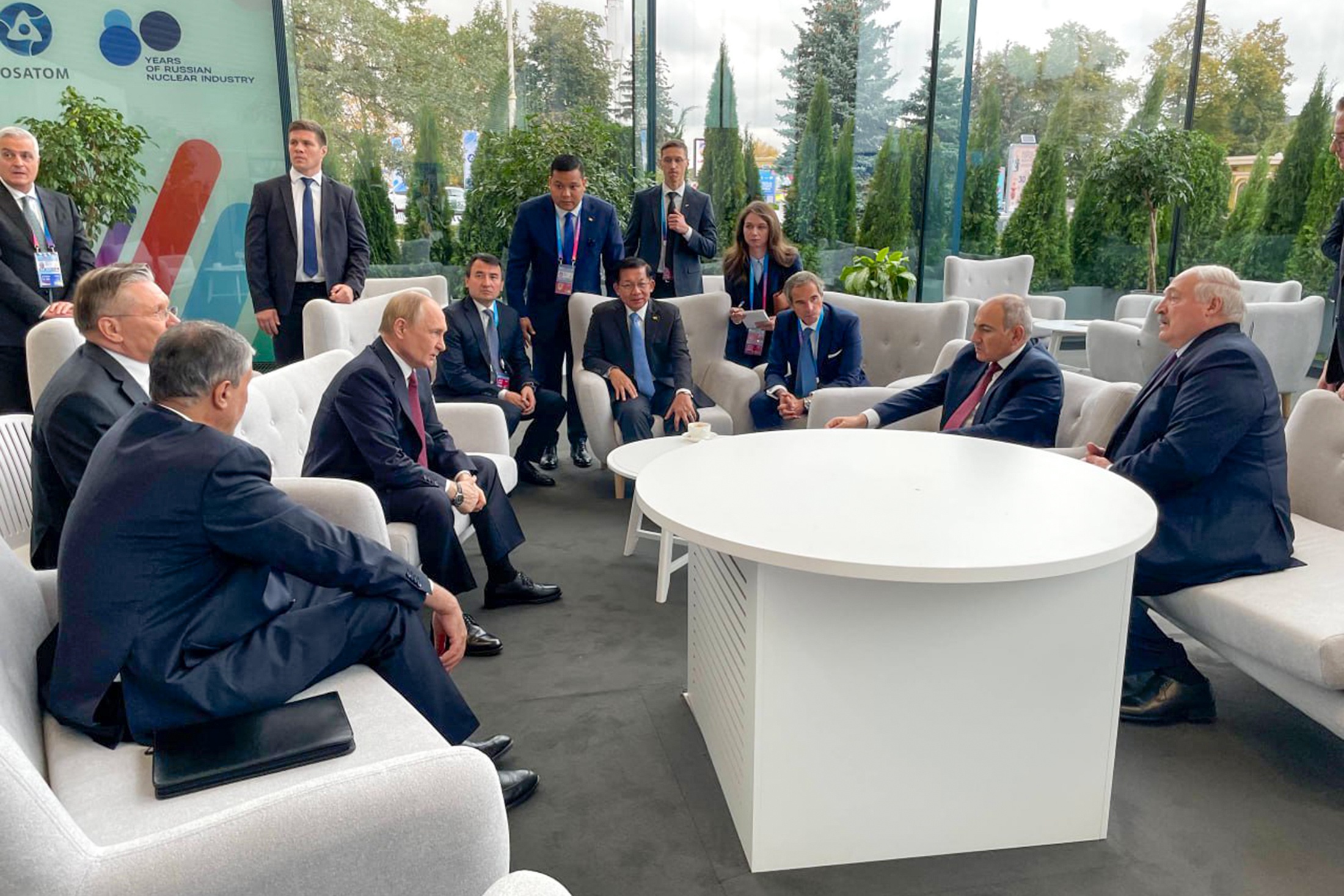 Перед заседанием Владимир Путин пообщался в неформальной обстановке с главами иностранных делегаций, в числе которых были Александр Лукашенко, Никол Пашинян, а также глава МАГАТЭ Рафаэль Гросси.