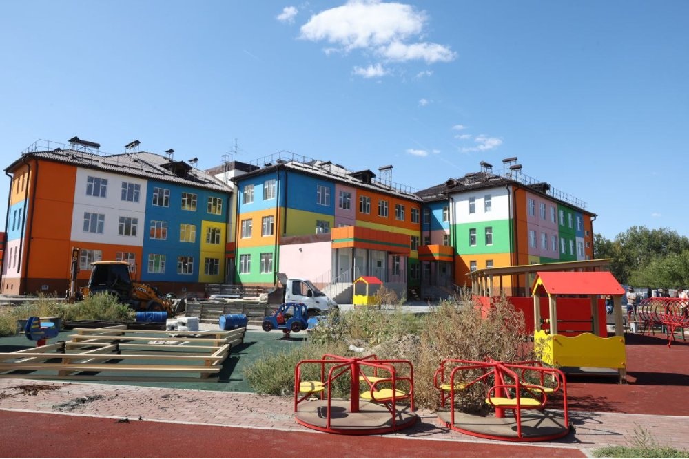 В густонаселенном жилом микрорайоне Астрахани скоро откроется новый детский сад-ясли, который примет 300 воспитанников