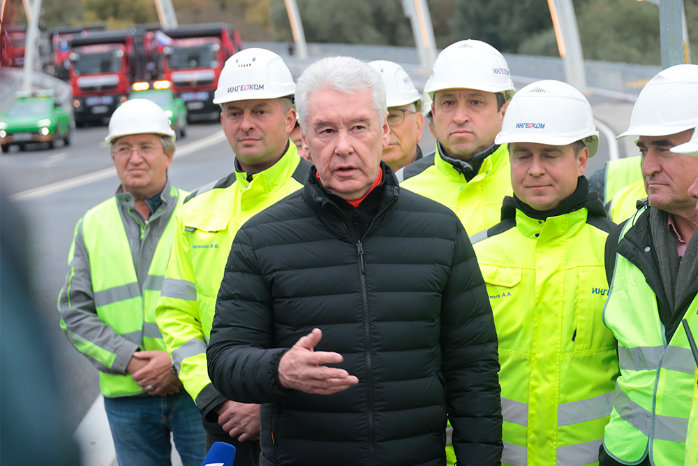 Дорогу Сергей Собянин открыл вместе со строителями, которые ее строили. 