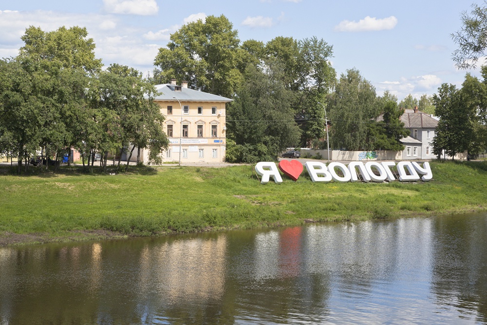 поросший травой берег реки 