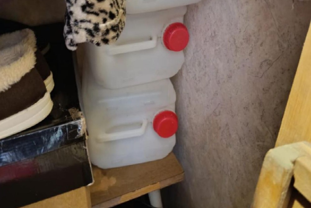 Канистры, изъятые у подозреваемого по делу о массовом отравлении в Ленобласти