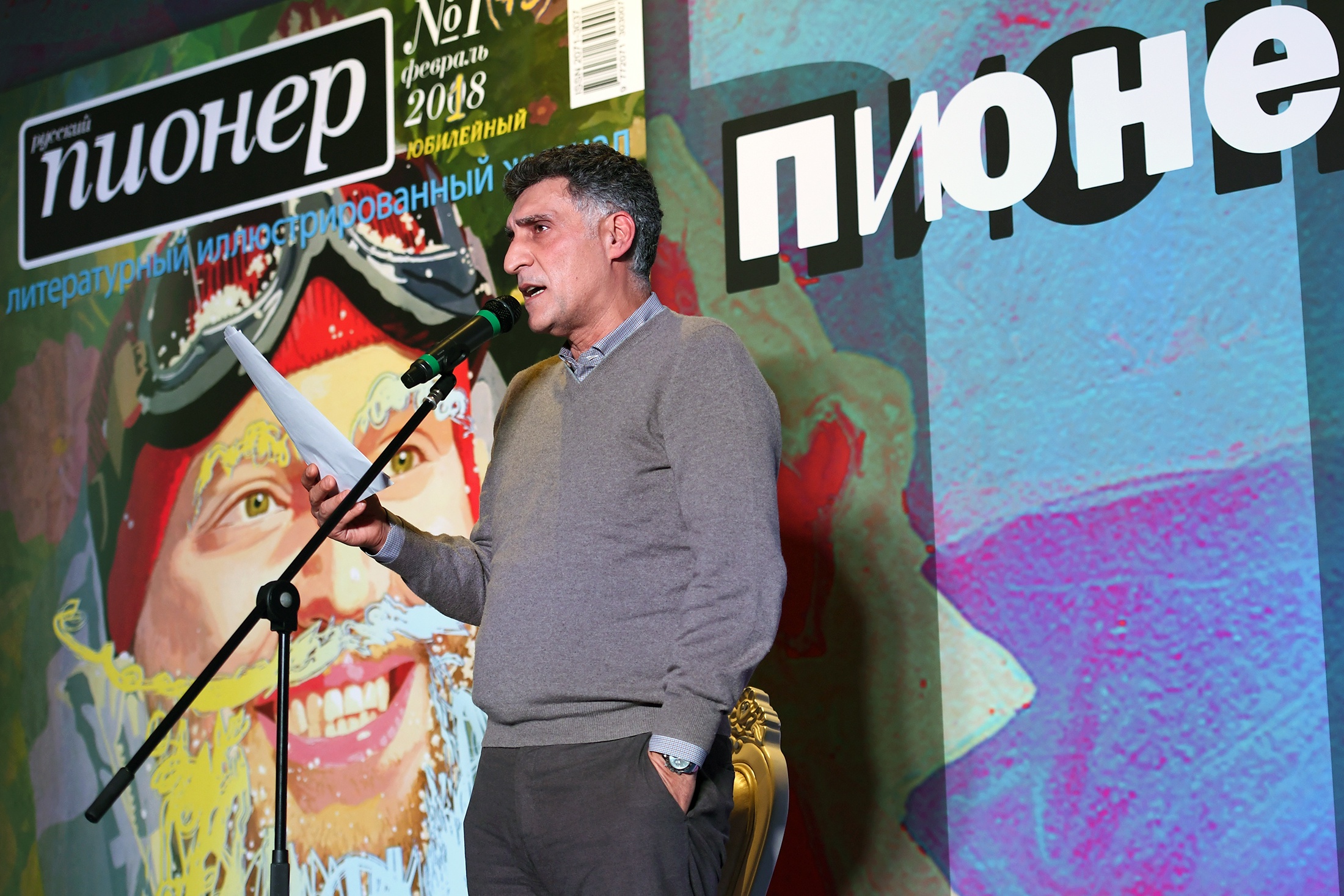 Режиссер Тигран Кеосаян выступает на юбилейных "Пионерских чтениях" в московском музее современной истории России.