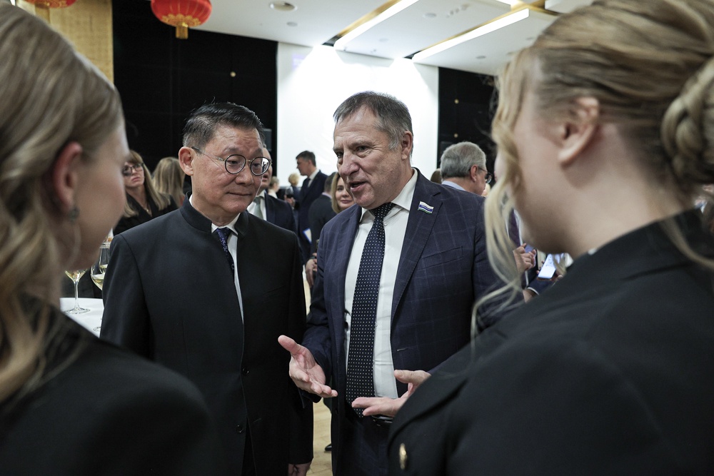 Свердловские депутаты поздравили китайских дипломатов с днем образования КНР