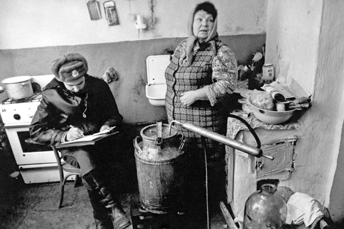 Участковый милиционер составляет протокол в доме самогонщицы. 1987 год.