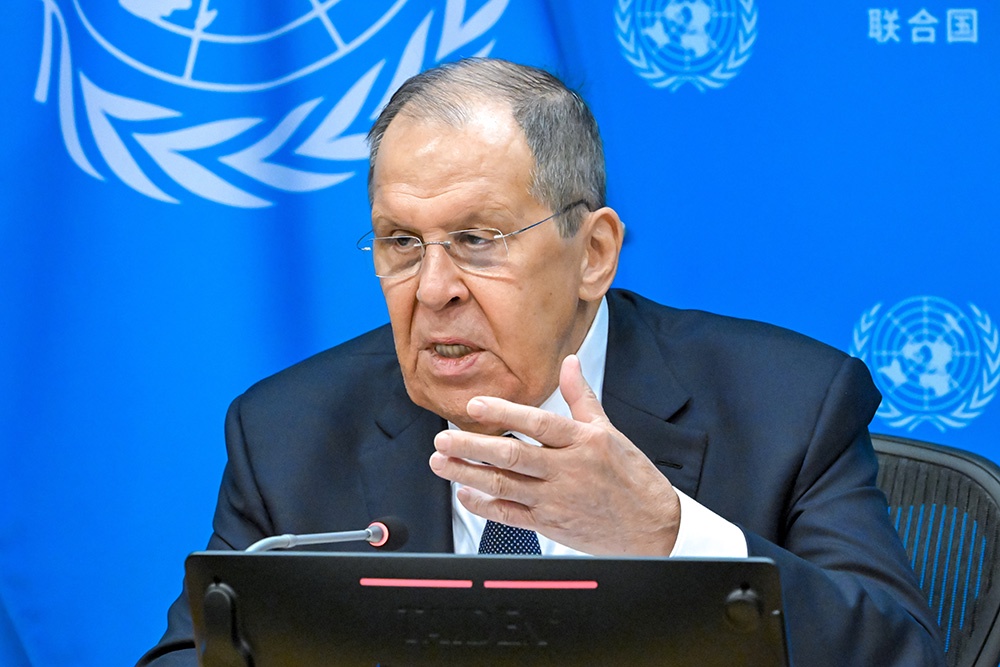 Сергей Лавров: Европейские лидеры буквально "висят на руках" у президента США, пытаясь повлиять на него в вопросах урегулирования украинского кризиса.