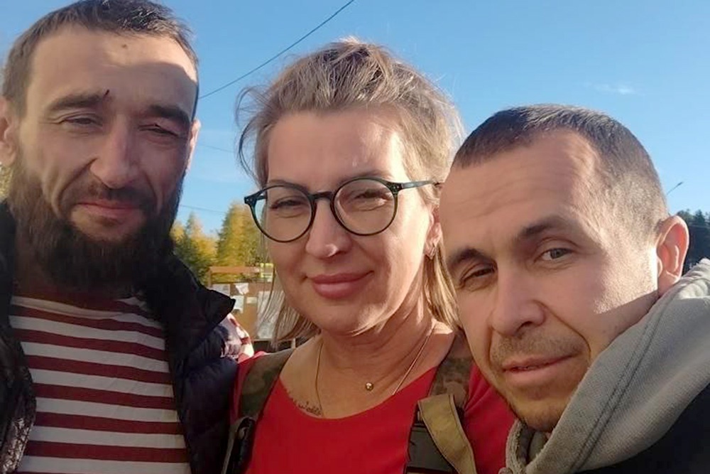 Счастливый Федор с женой и другом Александром, который все дни помогал волонтёрам в лагере.