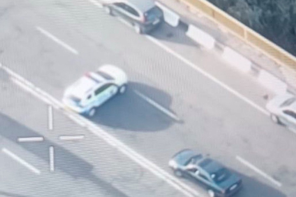 Полицейская машина перегородила проезжую часть на рыбницком мосту.