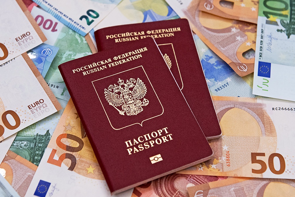 Политолог Бовт: Новые ограничения ЕС на визы россиянам будут бесполезными