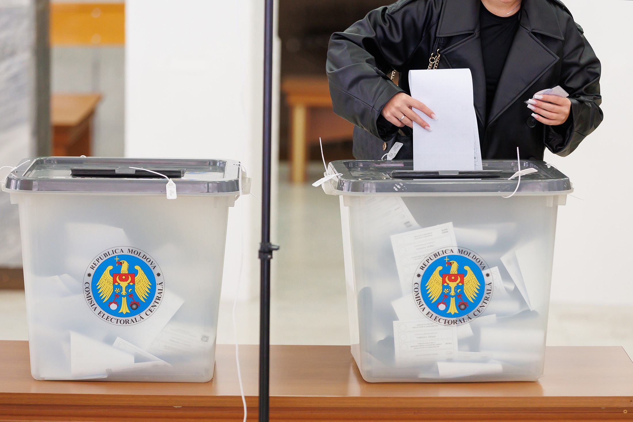 На избирательном участке для жителей Приднестровья во время парламентских выборов.