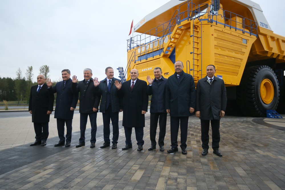 Михаил Мишустин и его коллеги по Совету глав правительств СНГ во время общего фотографирования.