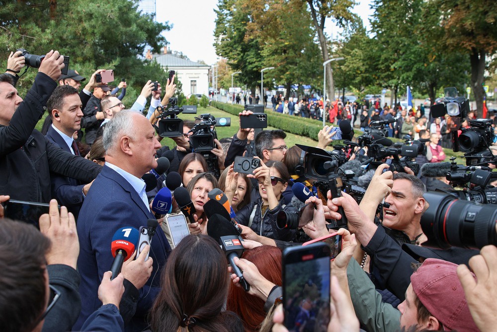 Лидер "Патриотического блока" Игорь Додон на митинге оппозиции в Кишиневе после выборов. 