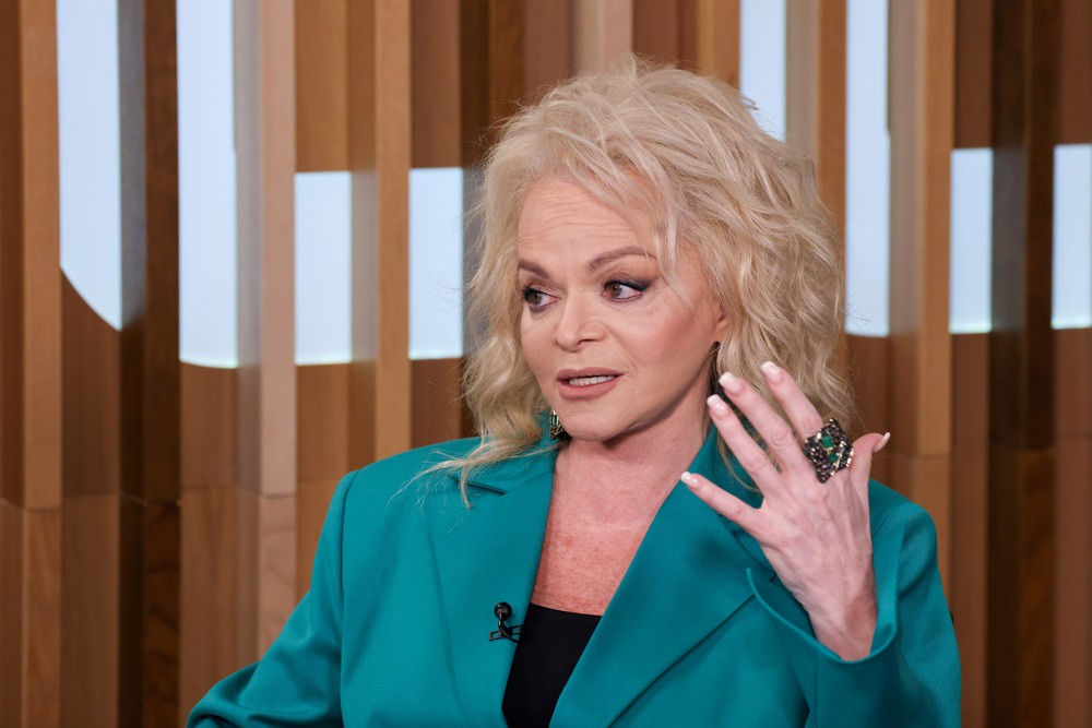 Певицу Долину обманули по стандартной мошеннической
схеме - попросили помочь спецслужбам поймать аферистов. 