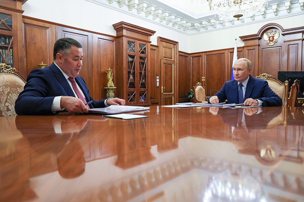 Владимир Путин провел рабочую встречу с Игорем Руденей в Кремле.