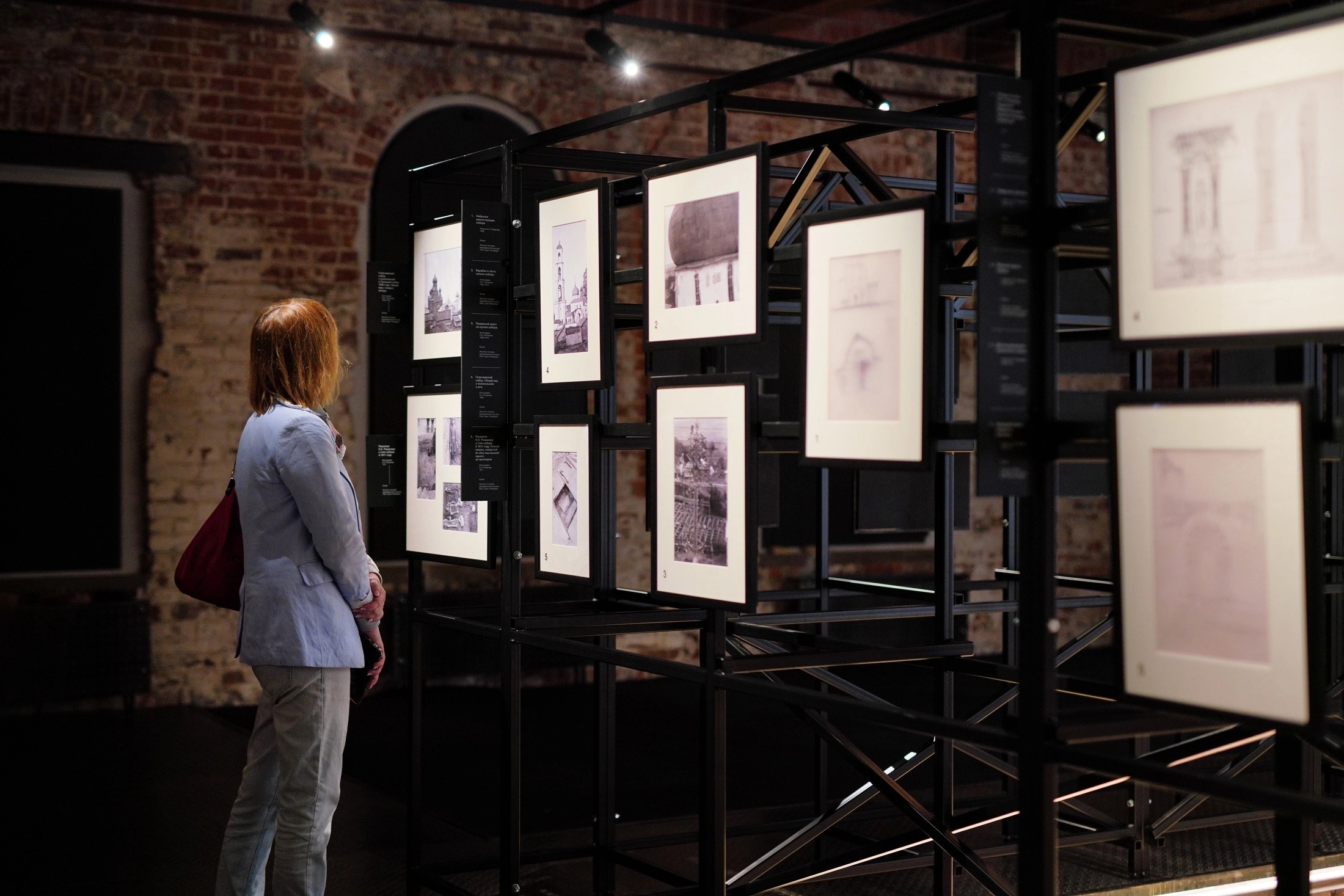 Второй раздел выставки посвящен реставрации Юрьевского собора, тут представлены проекты реконструкций и графика. 