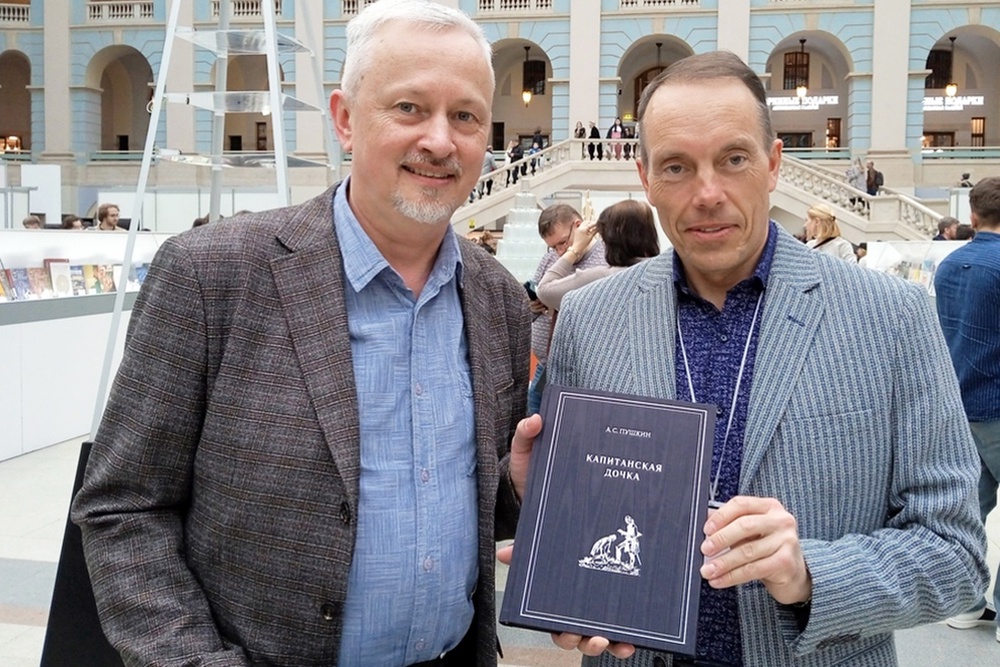 С издателем Михаилом Столяровым (слева).