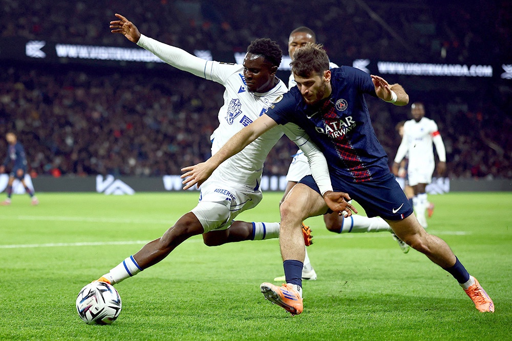 Грузинский форвард "ПСЖ" Хвича Кварацхелия повредил бедро и выбыл из строя на две-три недели.