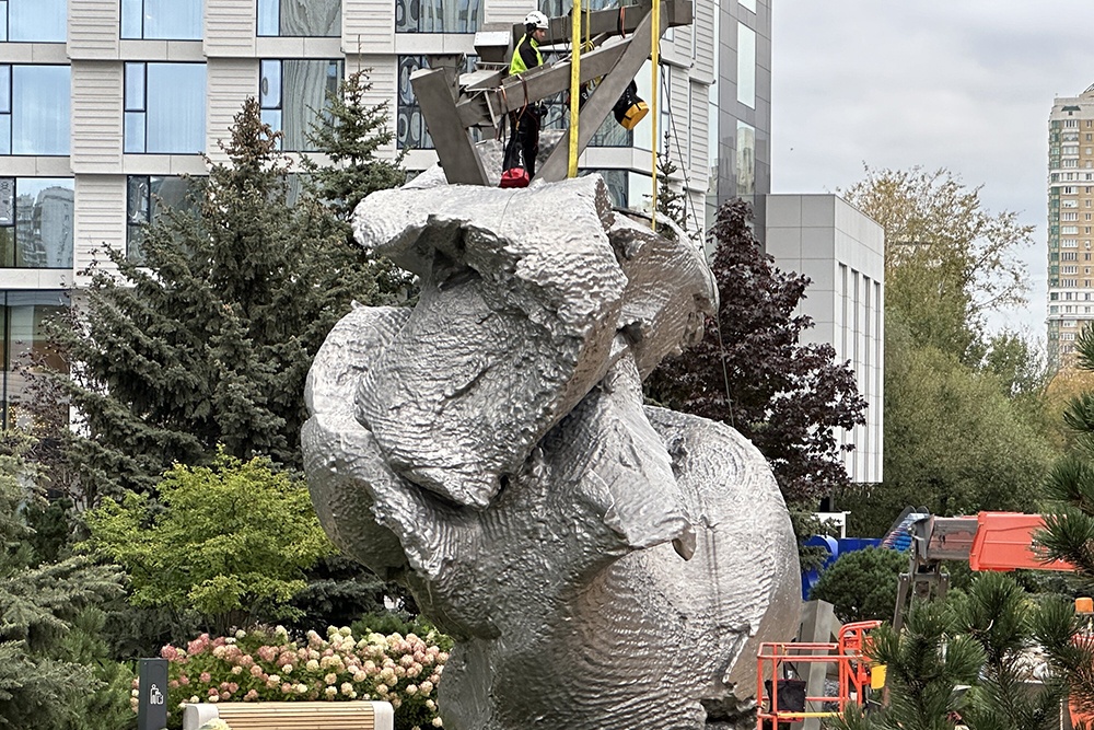 Скульптура на новом месте в процессе монтажа. 