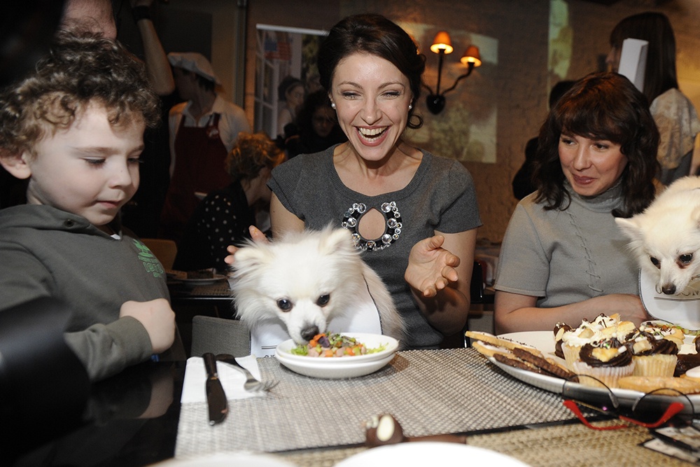 Актриса Анастасия Макеева (в центре) на открытии одного из ресторанов для животных. Архив 2011 год.