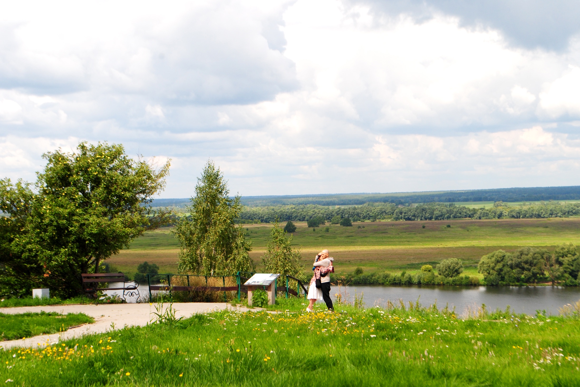Музей-заповедник им. Есенина в Константиново. Сюда приезжают любоваться на пейзаж, а еще - обниматься.