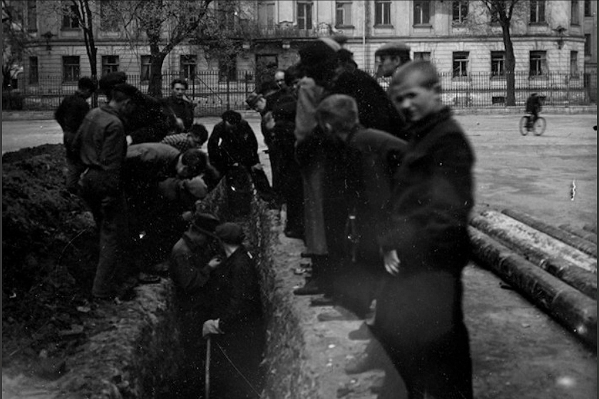 Траншея в Таможенном переулке, 1952 год. Именно с этого раскопа началась городская археология Петербурга.