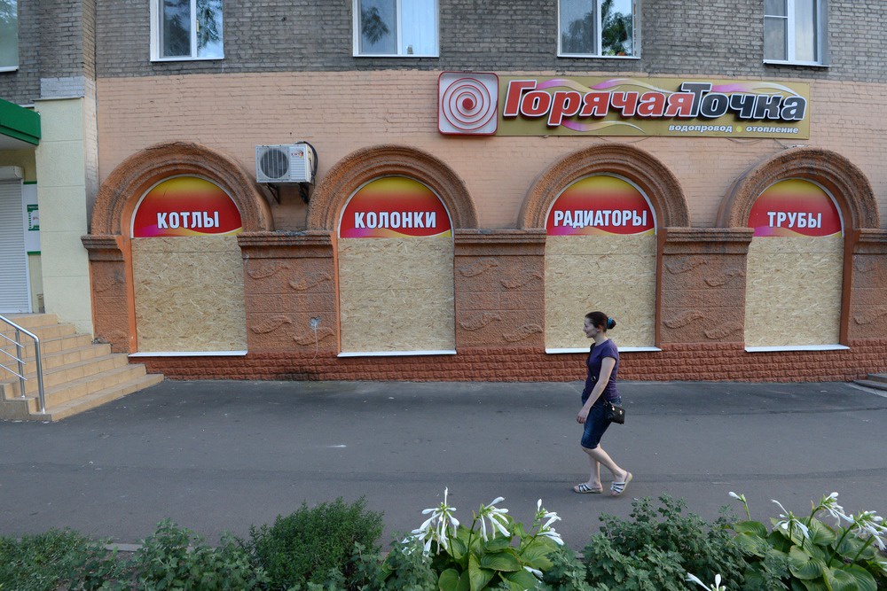 Сейчас самый нижний этаж жилых домов обычно занимают магазины. 