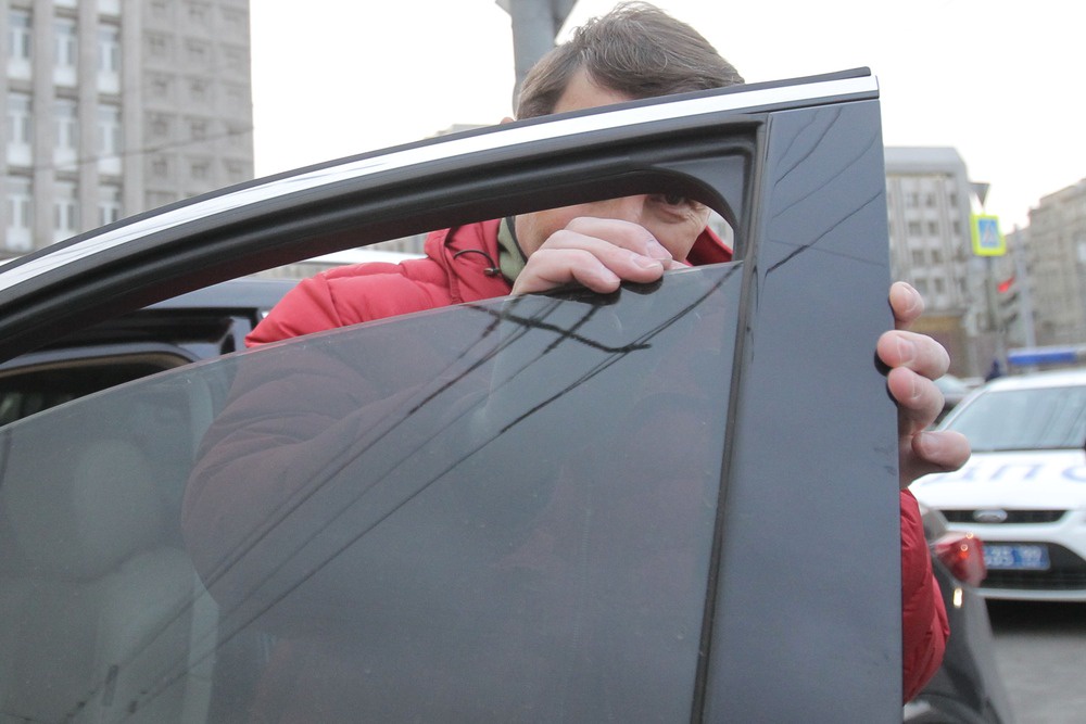 Отдирать пленку с передних стекол авто придется и гостям России.