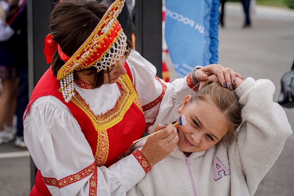 Жители Донбасса всегда старались не только говорить и думать по-русски, но и жить по-русски.