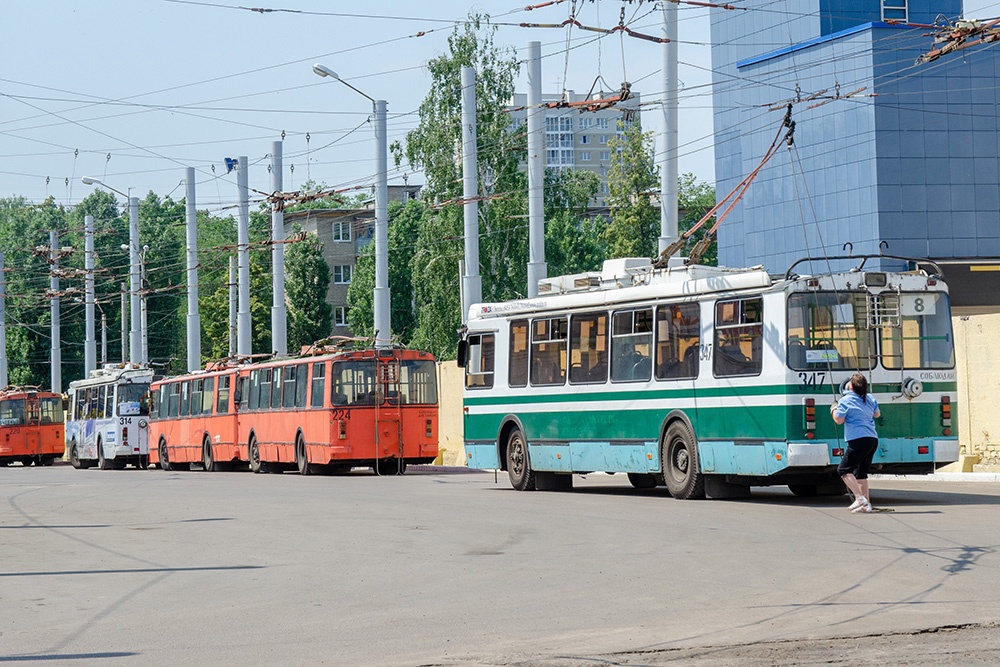 Старые троллейбусы выглядят как дорогостоящий символ, а не средство перевозок. Но их восстановление обойдется в разы дороже.